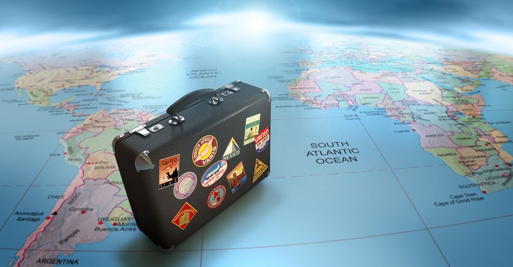 Koffer und Weltkarte
