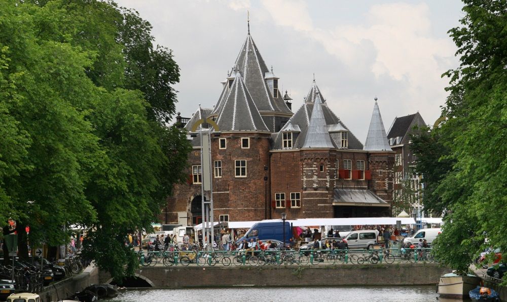 Städtereise nach Amsterdam mit Spaziergang entlang der Grachten