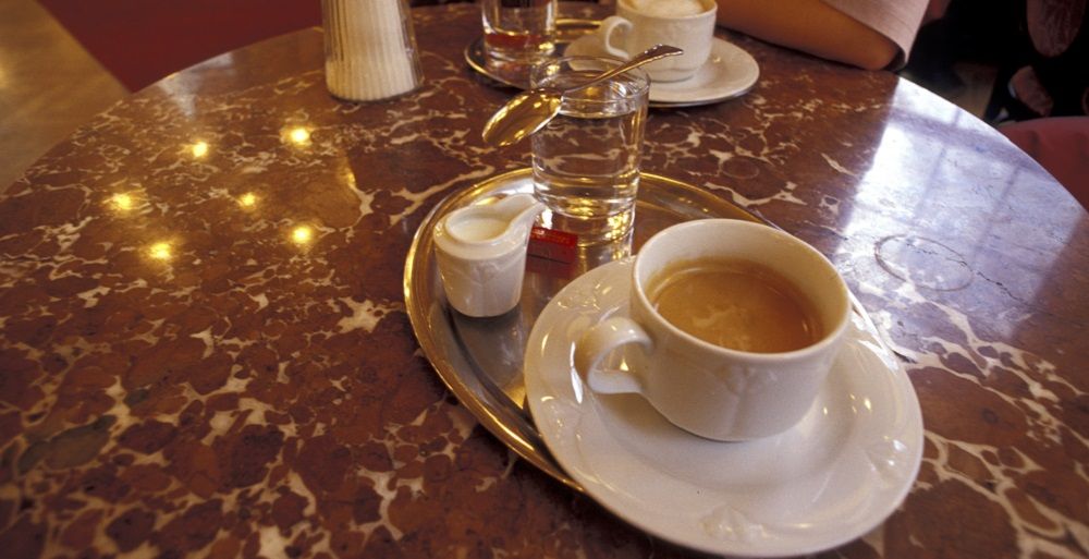 Tisch in einem Wiener Kaffeehaus