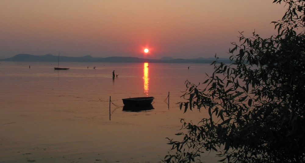 Genießen Sie den Sonnenuntergang bei einem Urlaub am Balaton