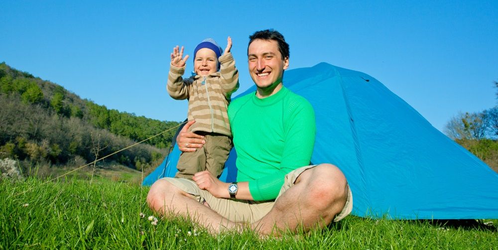 Vater und Kleinkind beim Camping