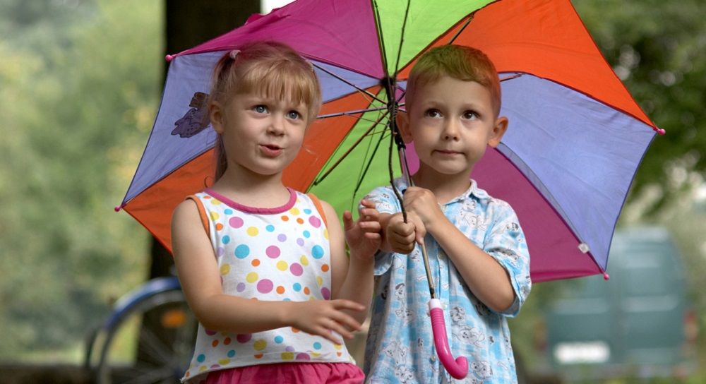 Kinder bei Regen im Campingurlaub