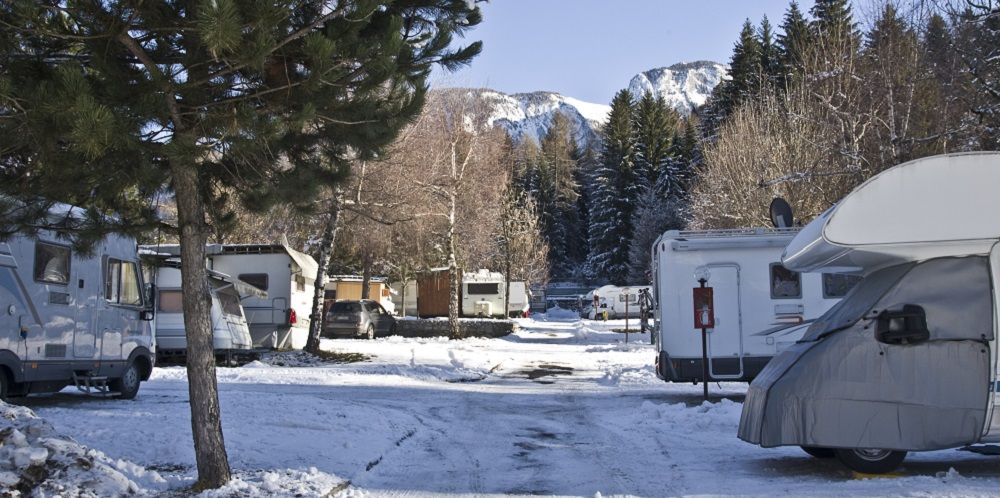 Wohnmobile im Winter auf dem Campingplatz